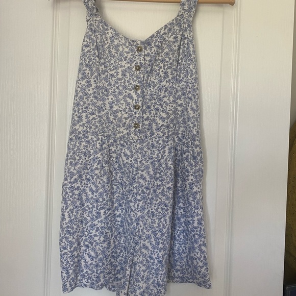 Hollister Pants - Hollister floral shorts romper